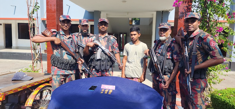সাতক্ষীরার কাকডাঙ্গা সীমান্ত থেকে ১ কোটি ৩৫ লাখ ৮৬ হাজার টাকা মূল্যের ৬পিস স্বর্ণের বারসহ এক ভ্যানচা